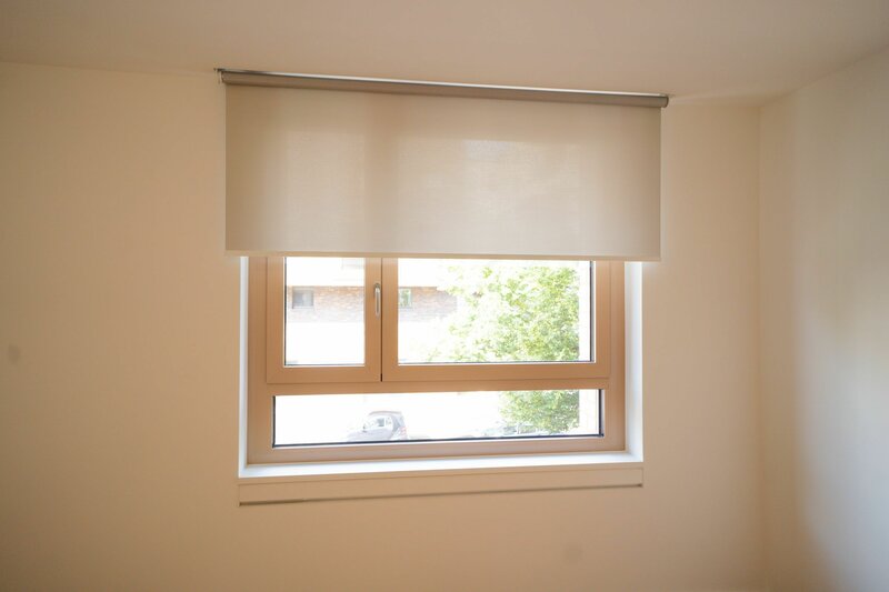 Fenster mit Jalousie