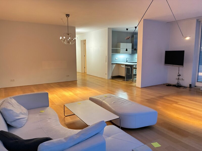 Wohnzimmer mit offener Küche