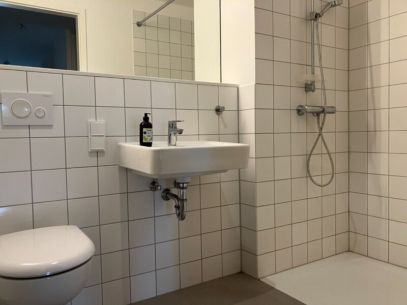 Gäste-Badezimmer mit Dusche 