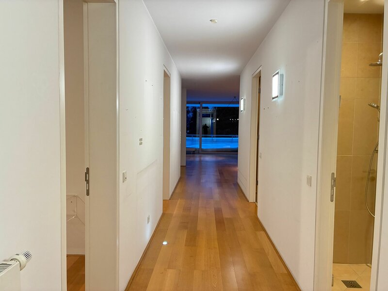 Heller Flur mit Holzboden
