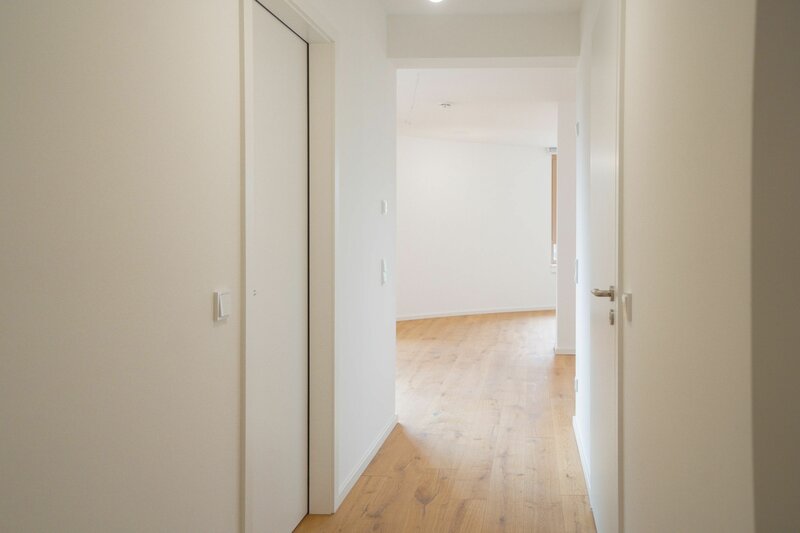 Moderner Flur mit Holzboden