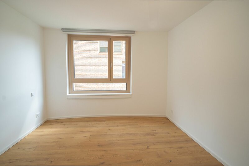 Helles Zimmer mit Holzboden