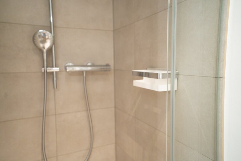 Moderne Dusche mit Glaswand