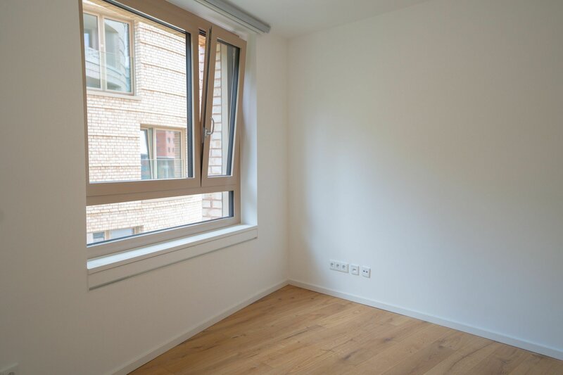 Helles Zimmer mit Fenster