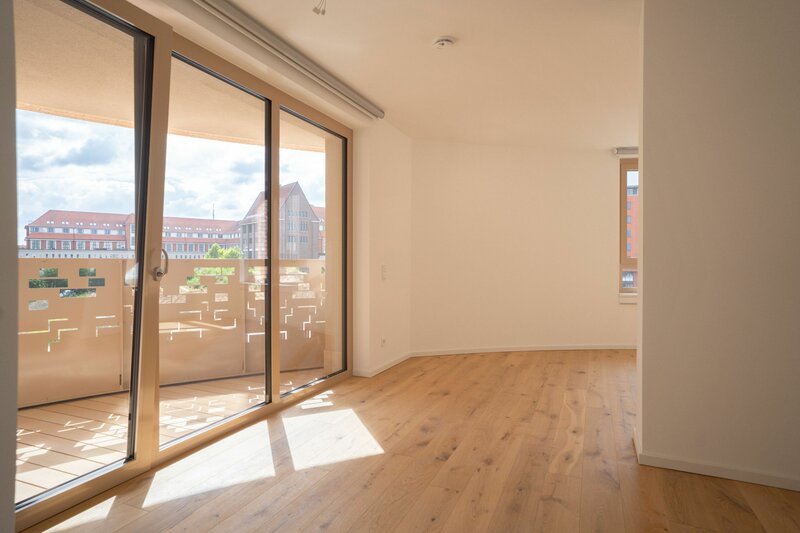 Wohnraum mit Balkonblick