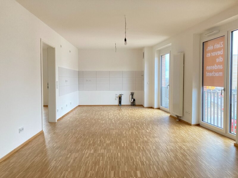 Wohnzimmer mit offener Küche