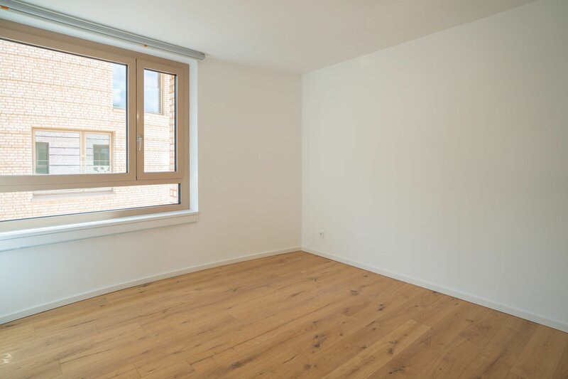 Helles Zimmer mit Holzfußboden