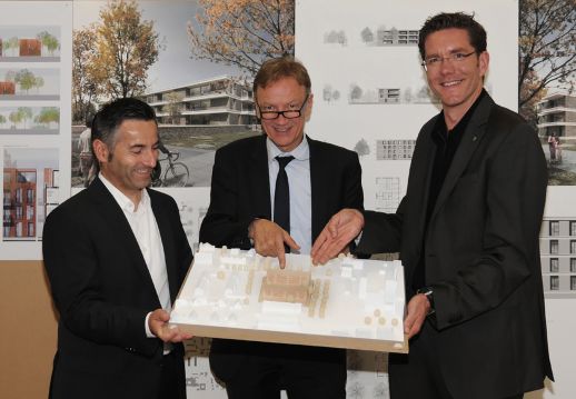 Stadtbaurat Uwe Bodemann (Mitte) mit Gundlach Geschäftsführer Lorenz Hansen (re) und technischem Leiter Helmut Kummer (li)