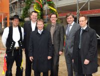 Von links: Robert Maczuga mit den Geschäftsführern des Spar- und Bauvereins und Gundlach: Dr. Frank Eretge, Reiner Fulst, Lorenz Hansen, Heinz Wensing, Udo Frommann