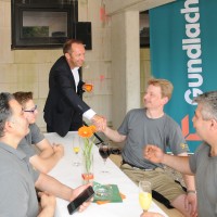 Bernd Dege, Geschäftsführer des Gundlach Bauunternehmen bedankt sich bei den Handwerkern.
