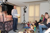 Lorenz Hansen begrüßt das Publikum