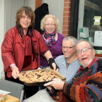 Alt-Gesellschafterin Uschi Hansen versorgte die Baustelle mehrer Tage mit selbstgebackenem Kuchen. Helga Solka organisierte viel um das Projekt. Frank Mittag, Bauleiter und „Chefpädagoge“ des Sozialprojektes. Peter Hansen 