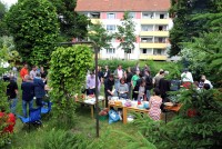 Großes Bufett mit Selbstgemachten im Garten der Beratungsstelle für Flüchtlinge